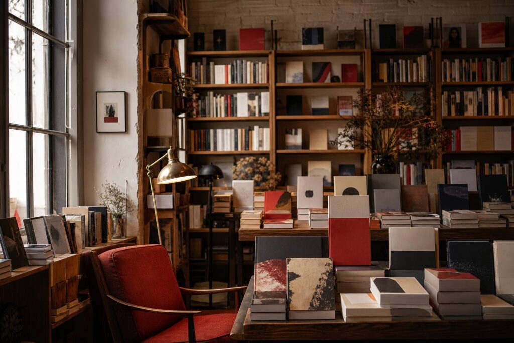 Dove comprare libri online: librerie e prezzi a co, ereader et livres sur table en bois, ambiance librairie