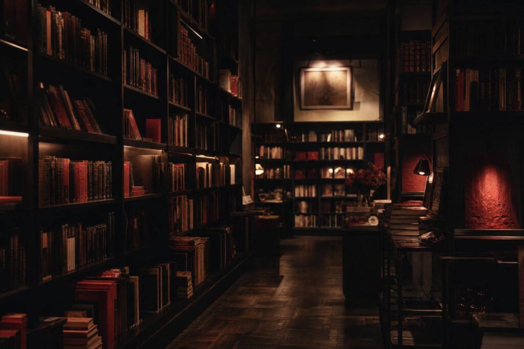 Bibliothèque faiblement éclairée avec livres alignés, ombres mystérieuses, ambiance thriller psychologique